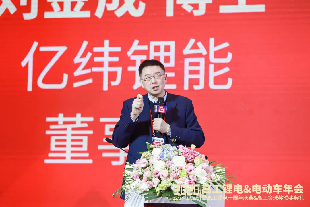 董事长刘金成博士颁发“《不确按时期简直定性-腾龙集团的根基思路》”主题演讲.jpg